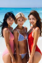 【アートポスター】美人3人 海辺 水着 笑顔 青空 夏の日差し 鮮やか #X431B