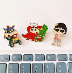 バッジ ピンズ メタルバッジ クレヨンしんちゃん ちびまる子ちゃん アニメ 可愛い 面白い 男女学生 バッグチャーム アクセサリー 3個セット