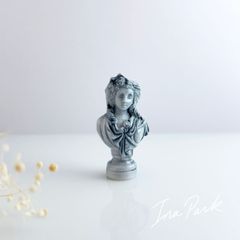 アンティークな女性胸像のフェーブ　フェーヴ　フランス製　ミニチュア　陶器　雑貨