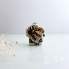 花にとまるミツバチのフェーブ　フェーヴ　フランス製　ミニチュア　陶器　雑貨 花　養蜂 昆虫　虫　蜜蜂
