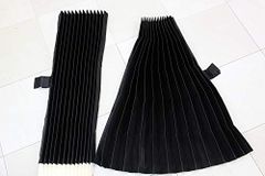 トラックカーテン 仮眠カーテン 難燃加工 大型中型兼用 プリーツ 黒 遮光性 一級遮光、遮光率99.99％★巾２４０ｘ85?２枚入り フック付き トラック用カーテンas