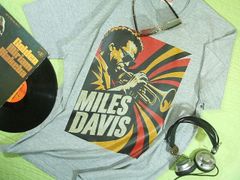 JAZZ マイルス・デイビスのTシャツ【サイズ：S 、M 、L 、XL 、2XL 】（土日も発送）ジャズミュージシャンのTシャツ Jazz ジャズトランペット　ジャズTシャツ　JAZZ　トランペット　マイルス・デイヴィスＴシャツ【送料無料・ラッピング無料】