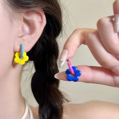ピアス レディース フラワー 花 カラフル イエロー ブルー ピンク フープピアス リングピアス ポップ 可愛い 個性的 おしゃれ カジュアル レトロ 小ぶり 鮮やか 耳飾り デート お出かけ 女子会 普段使い 誕生日 プレゼント ギフト対応 BOX包装