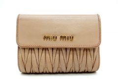 ミュウミュウ マテラッセ 三つ折り 財布 コンパクトウォレット ロゴ レザー ピンクベージュ MIUMIU 7955k