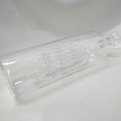 ガラス製のボトルシップ    ガラス細工の帆船が入ったオブジェ 【現状品】D449