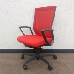 オカムラ オフィスチェア 肘あり ESCUDO(エスクード) C447ZR-FHB8 2024年製 レッド デスクチェア チェア イス 椅子 中古
