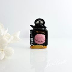 マカロンとティーポットの看板フェーブ　フェーヴ　フランス製　ミニチュア　陶器　雑貨