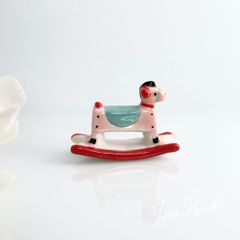 ピンクの素朴な木馬のフェーブ　フェーヴ　フランス製　ミニチュア　陶器　雑貨