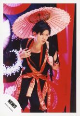 【中古】生写真(ジャニーズ) NEWS/加藤シゲアキ/膝上・衣装黒赤・右手胸元・左手傘・体左向き・目線右上・背景赤ピンク・「kaguya」/公式生写真