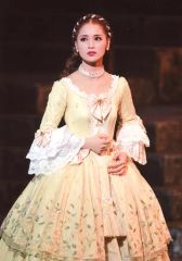 【中古】生写真(女性) 宝塚歌劇団(宙組)/天彩峰里/ライブフォト・全身・衣装黄色・白・両手腹・2Lサイズ/宙組ドラマシティ公演『群盗-Die Rauber-』舞台写真