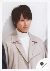 【中古】生写真(ジャニーズ) ジャニーズJr./宮舘涼太/バストアップ・衣装白ベージュ・体正面/17秋 SiXTONES・Snow Man「少年たち～Born TOMORROW～」パンフ＆グッズ撮影オフショット/公式生写真