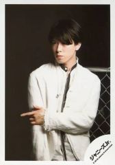 【中古】生写真(ジャニーズ) Snow Man/宮舘涼太/上半身・衣装白・左手右腕・口閉じ・顔左向き・背景黒/「少年たち To be!」グッズオフショット/公式生写真