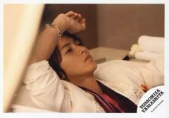 【中古】生写真(ジャニーズ) 山下智久/横型・バストアップ・衣装白・寝そべり・右手頭・目線上/ロゴ「TOMOHISA YAMASHITA」/公式生写真