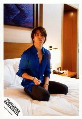 【中古】生写真(ジャニーズ) ジャニーズ/山下智久/全身・座り・衣装青黒・右手グー・ネックレス/公式生写真