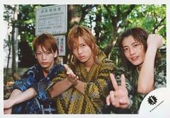 【中古】生写真(ジャニーズ) NEWS/KAT-TUN/山下智久・亀梨和也・赤西仁/しゃがみ/浴衣/赤西ピース/2