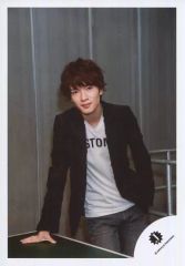 【中古】生写真(ジャニーズ) ジャニーズJr./深澤辰哉/膝上・衣装黒白・右手テーブル・左手ポケット/17秋 SiXTONES・Snow Man「少年たち～Born TOMORROW～」パンフ＆グッズ撮影オフショット/公式生写真