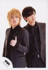 【中古】生写真(ジャニーズ) NEWS/加藤シゲアキ・手越祐也/上半身・衣装黒・手越左手親指立て・体左向き・目線右・背景白/公式生写真