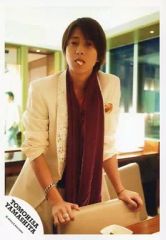 【中古】生写真(ジャニーズ) 山下智久/膝上・衣装白・ストール紫・両手イスの背もたれ・口に食べ物咥え・室内/ロゴ「TOMOHISA YAMASHITA」/公式生写真