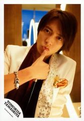【中古】生写真(ジャニーズ) ジャニーズ/山下智久/上半身・衣装白紫・右手親指口元/公式生写真