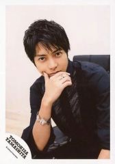 【中古】生写真(ジャニーズ) 山下智久/上半身・座り・衣装黒・右手顎・背景白/16冬 代々木公演 グッズ撮影/公式生写真