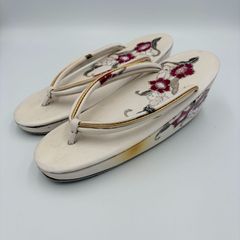 金ライン入りの華やかな花柄厚底和装草履 23cm