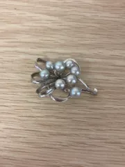 ÷SILVER刻印 グレーパール調 8粒 ブローチ リボン フラワー モチーフ シルバーカラー アクセサリー【装飾品小物類1】【1】