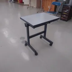 キャスター付きテーブル