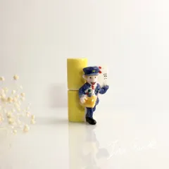 郵便屋さんと手紙の筒　フェーヴ　フランス製　ミニチュア　陶器　雑貨