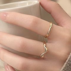 リング レディース ゴールド 2点セット ウェーブリング シンプルリング ツイスト 曲線 立体感 光沢 メタルリング 上品 高見え 大人可愛い エレガント おしゃれ 指輪 重ね付け 結婚式 パーティー 記念日 誕生日 プレゼント ギフト対応 BOX包装