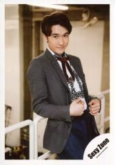 중고 生写真 ジャニーズ Sexy Zone マリウス葉 膝上・両手前・体右向き 17夏 松島聡さん・マリウス葉さん「Summer Paradise 2017」グッズ撮影オフショット 公式生写真