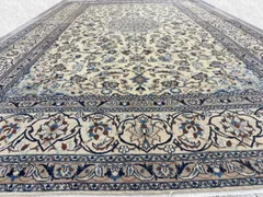 【即納】ペルシャ絨毯 ナイン産 9La ウール シルク 手織り 330×215cm 高級ラグ アイボリー 美品 {628-240