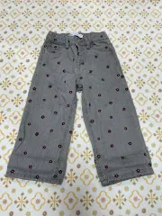 ZARA キッズ フラワーパターン デニムパンツ 104 そう丈 50 新着