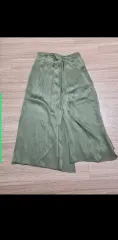 【期間限定】レイ・サテン・ラップ・スカート オリーブカラー ミディ 0サイズ REISS