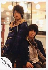 중고 生写真 ジャニーズ Hey! Say! JUMP 岡本圭人・中島裕翔 膝上・中島座り・青のチェック柄コート・黒のジャケット・目線左 公式生写真