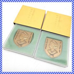 미사용 保管品 英国女王陛下エリザベス二世 御来日記念メダル 1975年 2個セット 盾型 銅製 メダル 縦約5.2cm×幅約4.6cm 쇼와 레트로 当時物