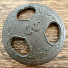 주철 N 로고 원형 뚜껑 세 구멍 풀꽃 릴리프 철기 재떨이? 용도 불명 골동품 골동품 쇼와 레트로 연대물