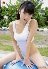중고 生写真 女性 春野恵 膝上・座り・水着白・両手パランスボール・顔右向き・野外・ロゴ「i-girl」 DVD「めぐみの春」特典生写真