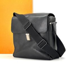 【凛とした型押しが手に馴染む】　Louis Vuitton　ショルダーバッグ タイガレザー アルドワーズ 斜め掛け シルバー金具　ブラック