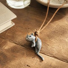 猫 ネックレス レディース ペンダント 猫モチーフ ねこ ネコ アニマル シルバーカラー アンティーク調 レザーコード 革紐 立体 キャット 個性的 おしゃれ 大人可愛い カジュアル アクセサリー 猫好き プレゼント ギフト