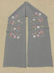半襟 ちりめん 淡いブルーグレーの色合い 白やピンクの花柄刺繍 ポリエステル 小紋 色無地 和装小物