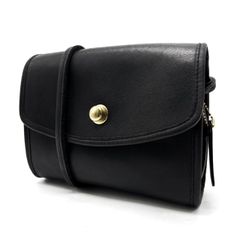 良品 COACH コーチ オールドコーチ ショルダーバッグ ブラック 黒 レザー 本革 ミニバッグ ポシェット フラップ ゴールド金具 ロゴ入りチャーム 丸金具 クラシック Y2K 레트로 シンプル コンパクト 軽量 スリム 斜め掛け 肩掛け ユニセックス