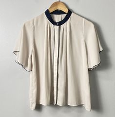 モーメントプラス moment+ シフォン ジョーゼットフロントタック バイカラー ラッフル スリーブ 半袖 ブラウス Ｍ ライトベージュ ベージュ系