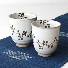 夫婦湯呑み ペア 湯呑み 大小 2個セット 波佐見焼 陶器 和食器 白釉 手描き 赤い実 青い実 湯呑茶碗 日本製 おしゃれ かわいい 結婚祝い プレゼント ギフト 花つなぎ 湯呑 夫婦セット