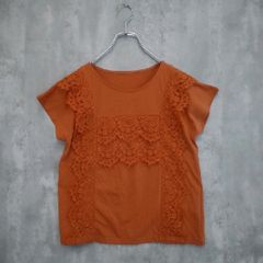 SENSE OF PLACE センスオブプレイス トップス カットソー Tシャツ Free ネオンオレンジ系 春夏 夏服 フレンチスリーブ レース切替 レース切り替え フリル テラコッタオレンジ系 여성 라 베리타 헌 옷 261013-3028