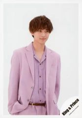 중고 生写真 ジャニーズ King ＆ Prince 永瀬廉 上半身・衣装紫・両手ポケット・目線右・背景白 「King ＆ Prince CONCERT TOUR 2020 ～L＆～」グッズオフショット 公式生写真