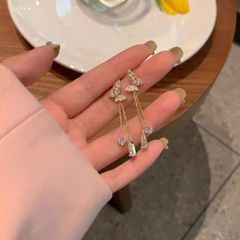 ピアス レディース ゴールド 蝶々 バタフライ ロングピアス 揺れる チェーン フリンジ ラインストーン キラキラ 華奢 上品 高見え 大人可愛い フェミニン おしゃれ デート 女子会 通勤 結婚式 二次会 パーティー プレゼント ギフト対応 BOX包装