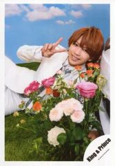 중고 生写真 ジャニーズ King ＆ Prince 岩橋玄樹 上半身・衣装白・寝そべり・手前に花・背景空 シングル「Memorial」MV＆ジャケ写撮影オフショット 公式生写真
