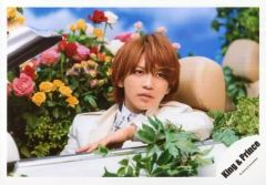 중고 生写真 ジャニーズ King ＆ Prince 岩橋玄樹 横型・バストアップ・座り・衣装白・車に乗る・目線右上・背景花 シングル「Memorial」MV＆ジャケ写撮影オフショット 公式生写真