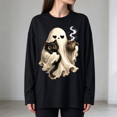 黒猫を抱えてコーヒーを持つ不機嫌なゴースト ハロウィン風アートイラスト 男女兼用ゆったり長袖 T シャツ カジュアル ハロウィン 猫好き