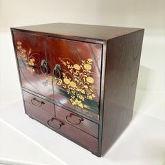 ● 花紋漆小棚 日本 伝統工芸 小和箪笥 記名あり Small Lacquer Shelf with Floral Motifs – Traditional Japanese Craft – Small Chest of Drawers